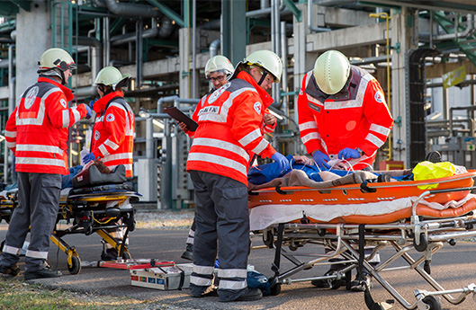 Medizinisches Personal behandelt Patienten direkt am OMV Gelände (photo)