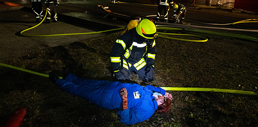 Feuerwehrmann erteilt erste Hilfe (Foto)