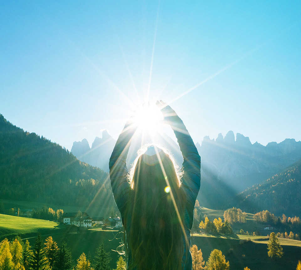 A person looking at the sun in the mountains (photo)