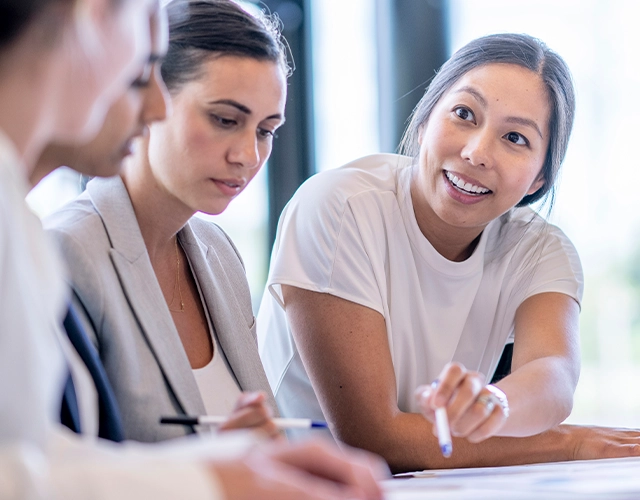 A group of women sitting together and discussing documents. (photo)