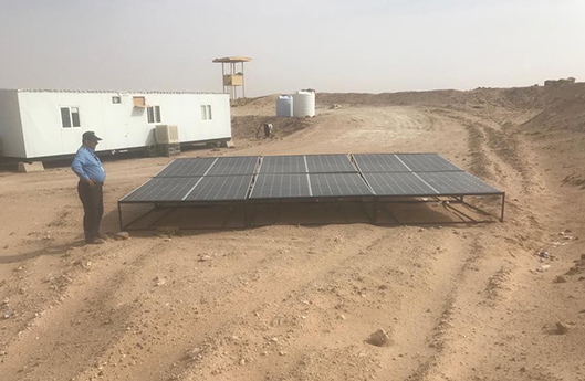 Solar panels in the desert (photo)