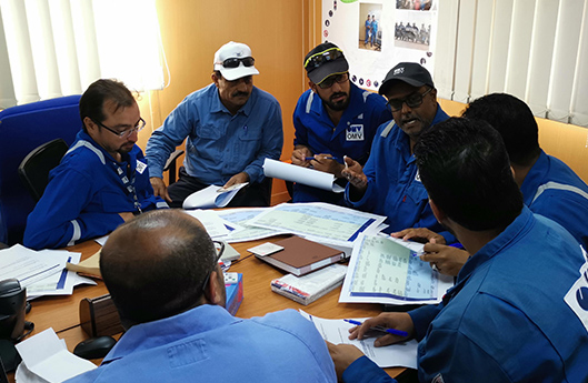 Human rights training with a small group of OMV employees in blue overalls (photo)