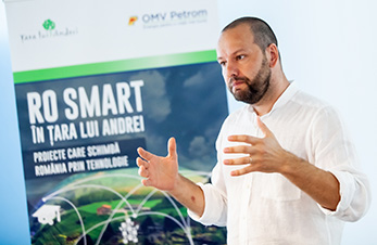 Man presenting at the RO SMART in Romania (photo)