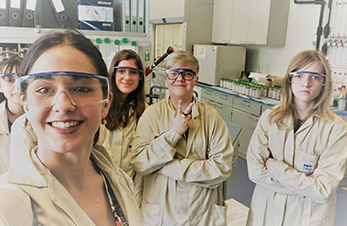 Young female scientists im laboartory (photo)