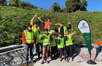 OMV employees in yellow vests (photo)