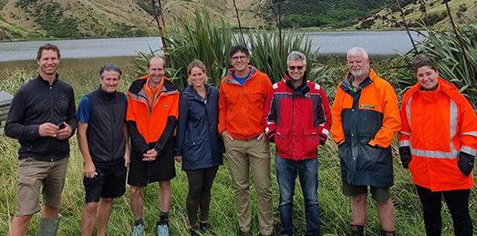 Group picture of OMV employees in front of the Moawhitu Lake (photo)